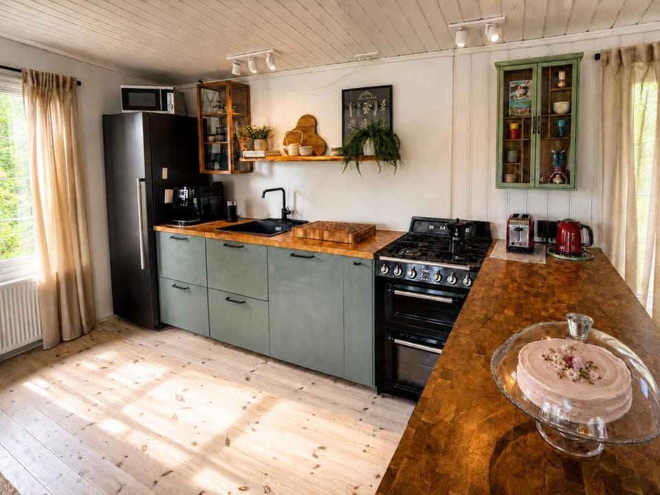 Coffee/tea facilities, Kitchen or kitchenette, dishwasher, oven, stove, toaster