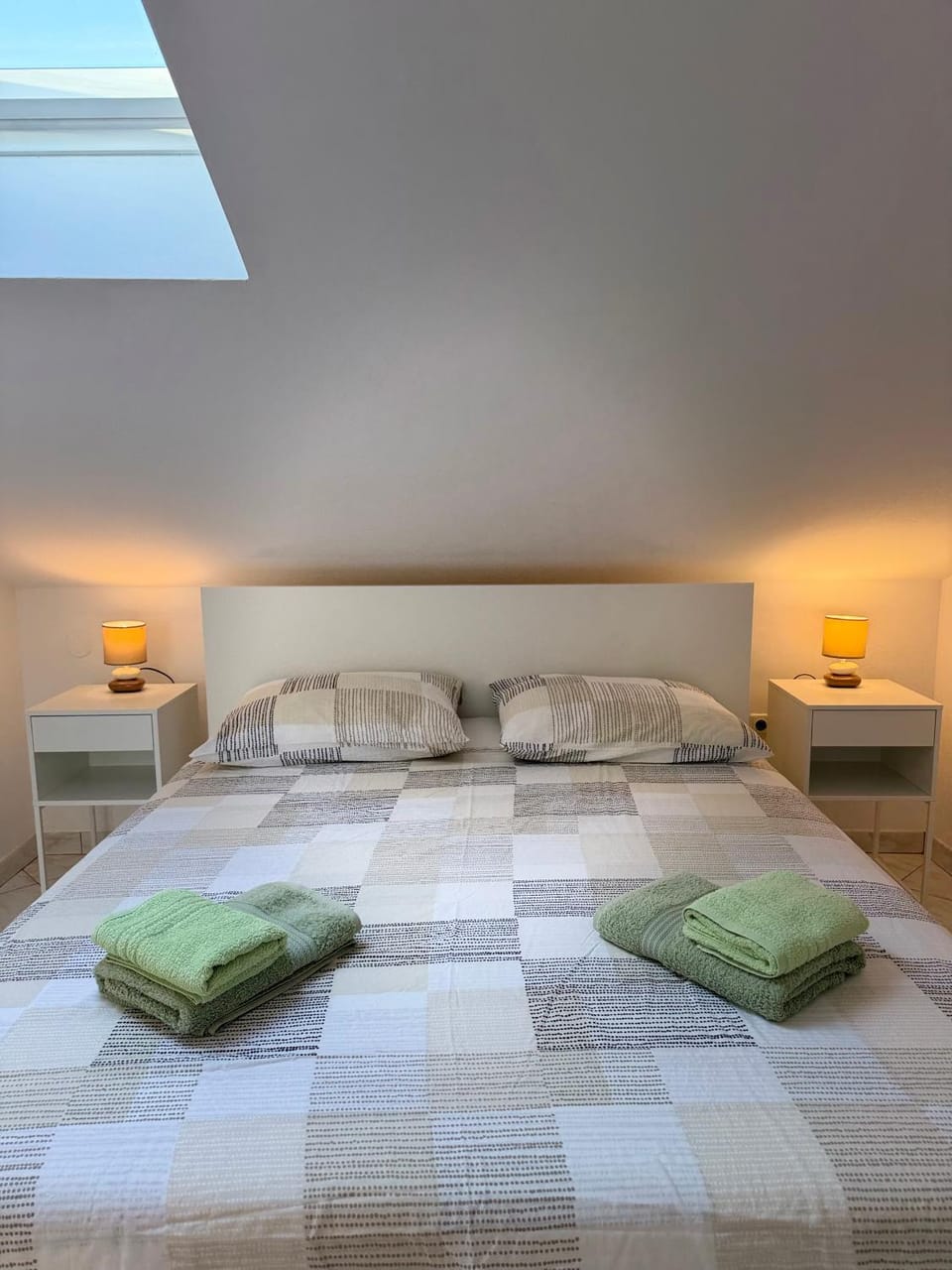 Bed, Bedroom, towels