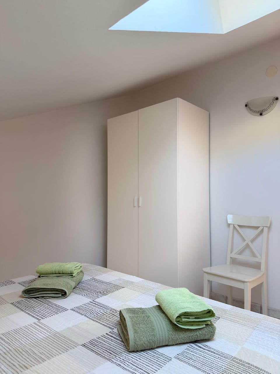 Bed, Bedroom, towels, wardrobe
