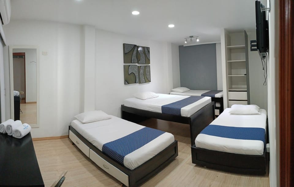 Toilet, Bed, Bathroom, TV and multimedia, Photo of the whole room, Breakfast, locker, towels, air conditioner
