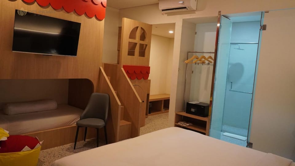 Bed, TV and multimedia, bunk bed