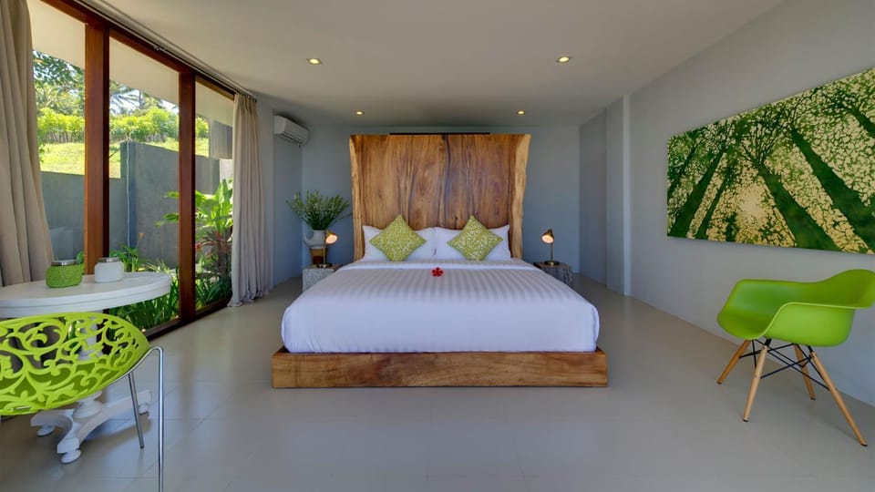 Bed, Living room, Photo of the whole room, Seating area, Bedroom