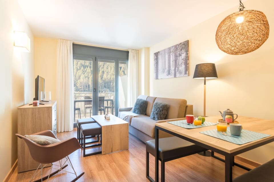 Kitchen or kitchenette, Seating area, Dining area