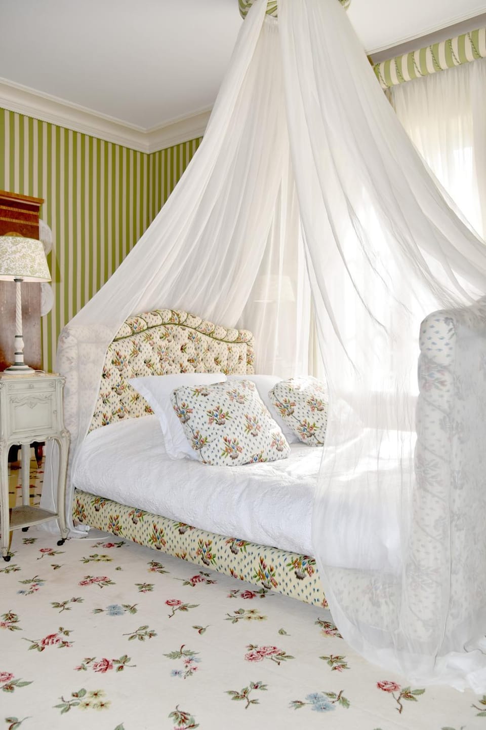 Bed, Photo of the whole room, Decorative detail, Bedroom