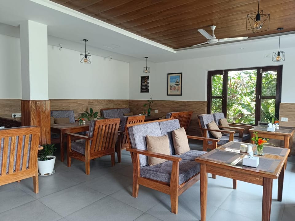Restaurant/places to eat, Communal lounge/ TV room, Living room, Seating area, Dining area