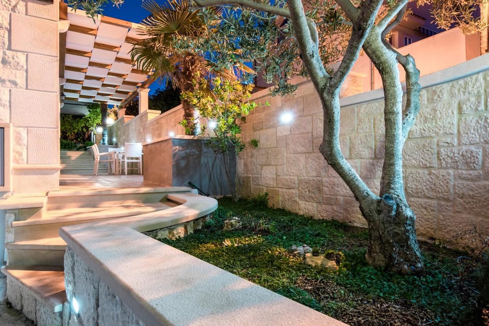 Property building, Garden, Balcony/Terrace