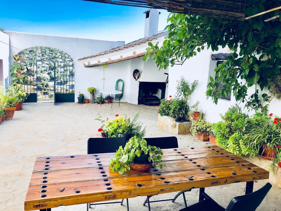 Patio, BBQ facilities, Dining area, Inner courtyard view