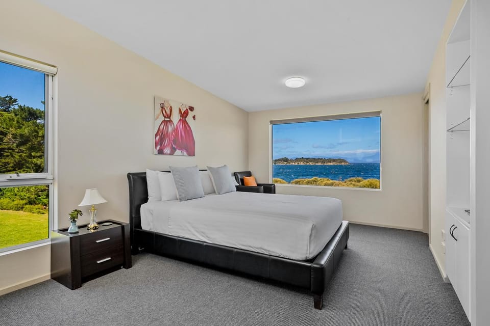 Photo of the whole room, Bedroom, Sea view