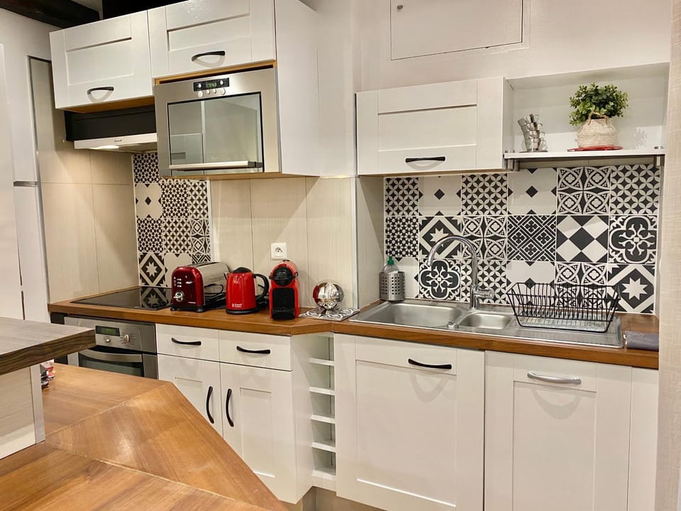 Kitchen or kitchenette