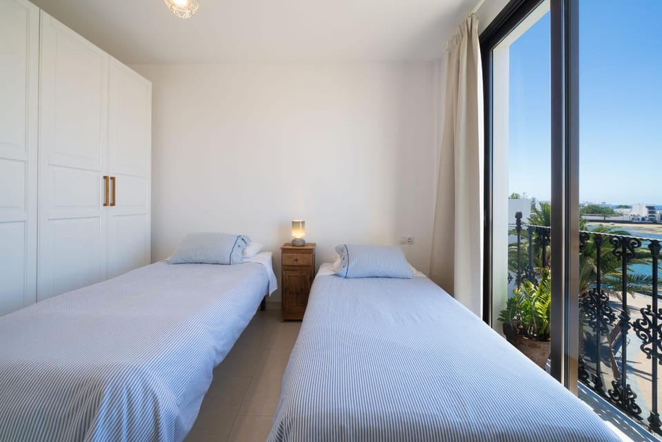 Bedroom, City view, Landmark view, Sea view