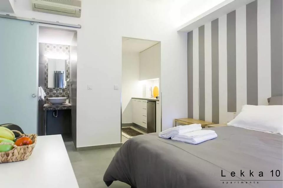 Bathroom, Kitchen or kitchenette, Photo of the whole room, Bedroom