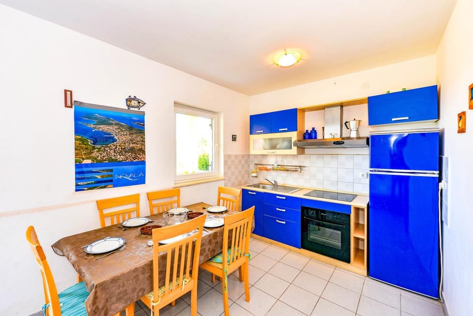 Kitchen or kitchenette, Dining area, pet friendly, stove