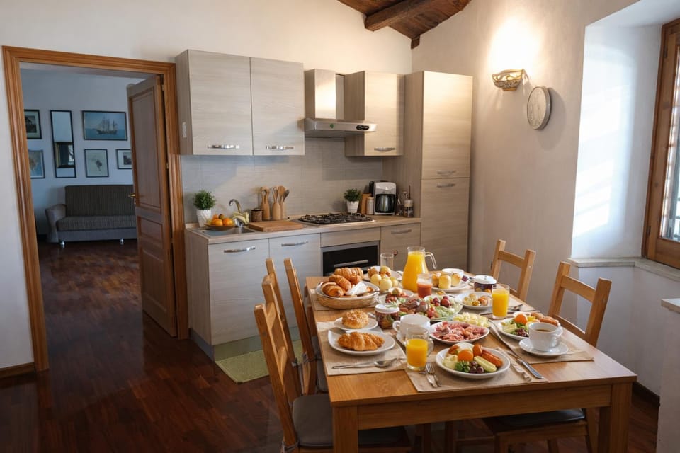 Kitchen or kitchenette, Food and drinks, Dining area, Food, stove