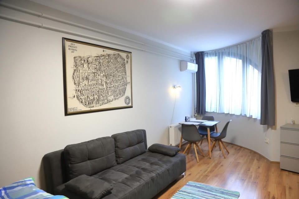 Communal lounge/ TV room, TV and multimedia, Living room, Seating area