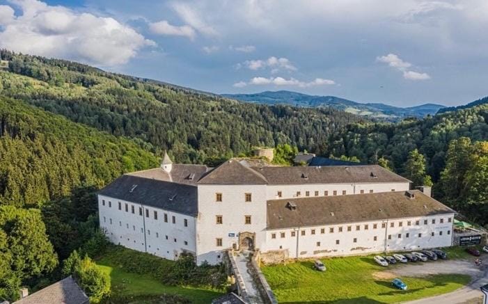 zámek Kolštejn - hotel Chateau Goldenstein Hotel in Lower Silesian Voivodeship