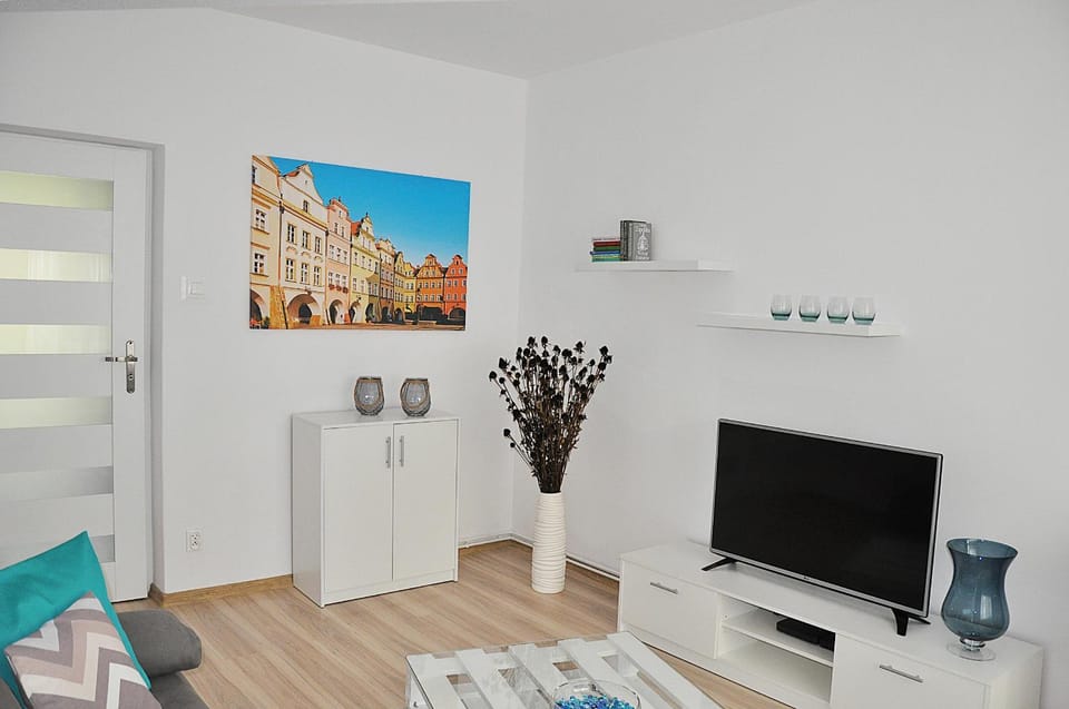TV and multimedia, Living room, Photo of the whole room, Decorative detail, Seating area, Bedroom