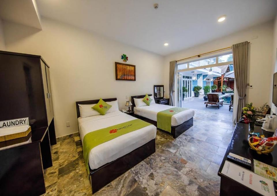 Bed, Photo of the whole room, Seating area, Bedroom