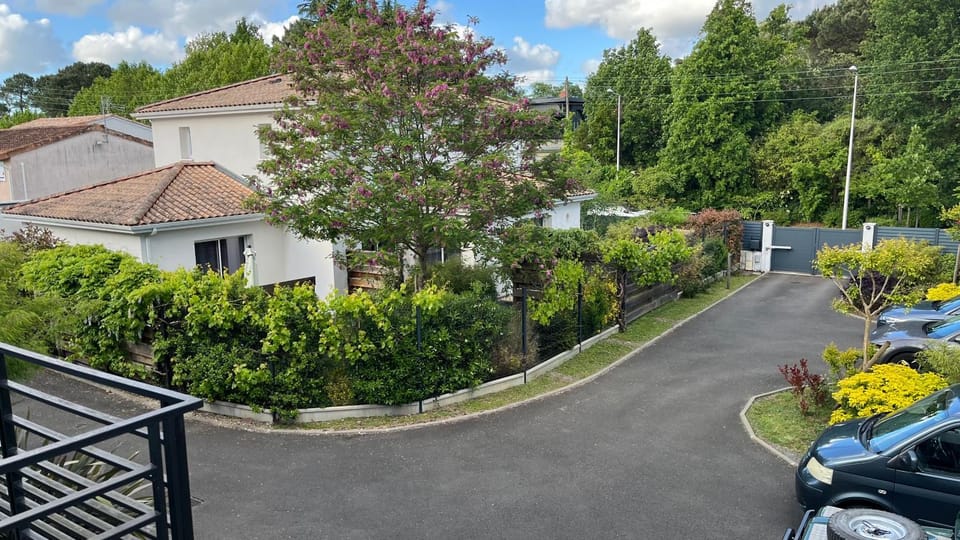 Property building, Garden, Parking