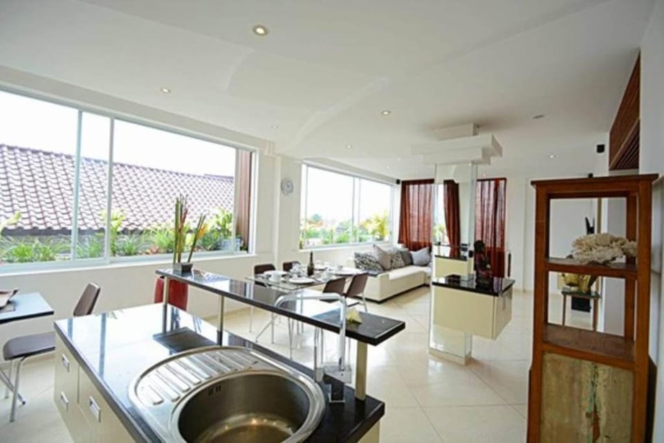 Kitchen or kitchenette, Living room, Seating area, Dining area