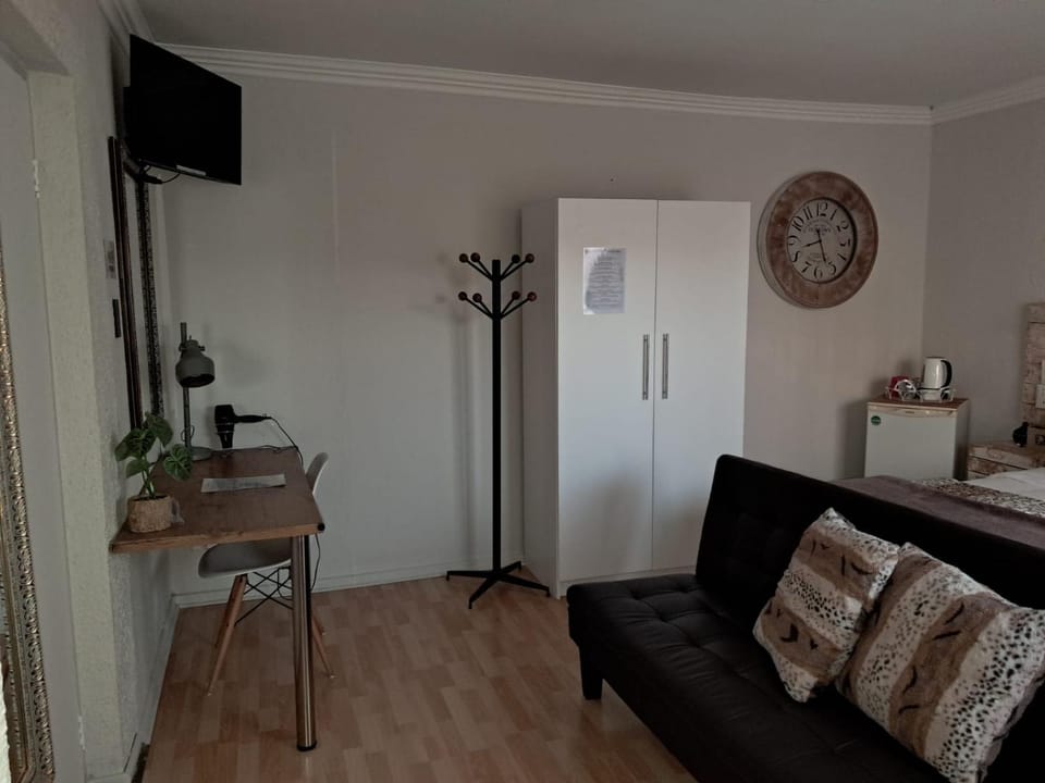 TV and multimedia, Seating area, Bedroom, wardrobe