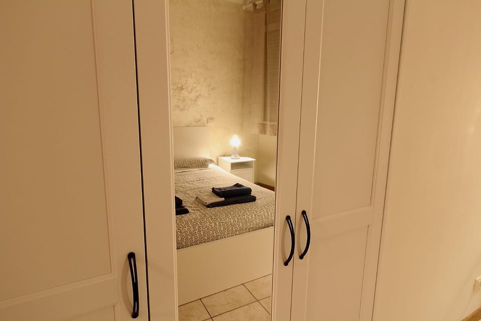 Photo of the whole room, Decorative detail