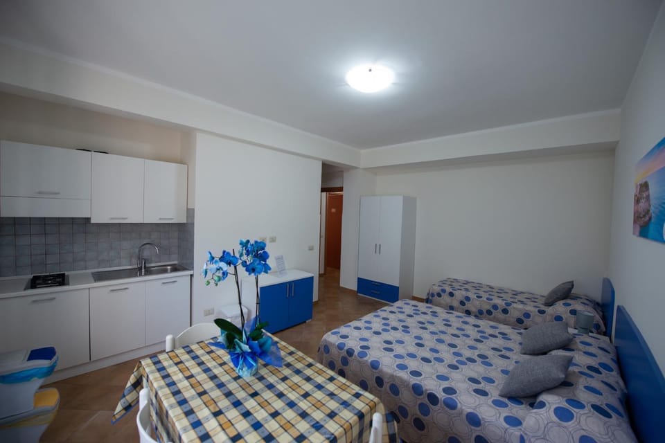 Bed, Living room, Photo of the whole room, Bedroom, air conditioner