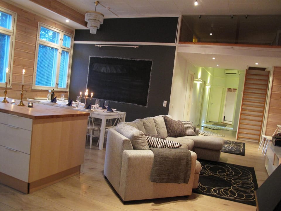 Coffee/tea facilities, Kitchen or kitchenette, Living room, Seating area, Dining area