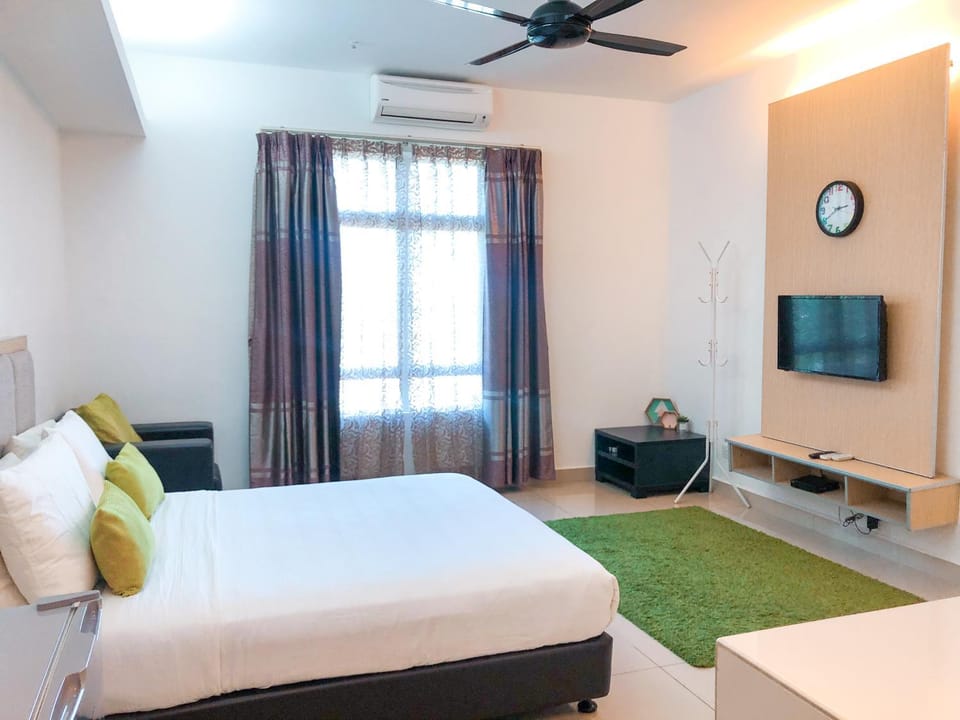 Bed, TV and multimedia, Living room, Photo of the whole room, Seating area, Bedroom