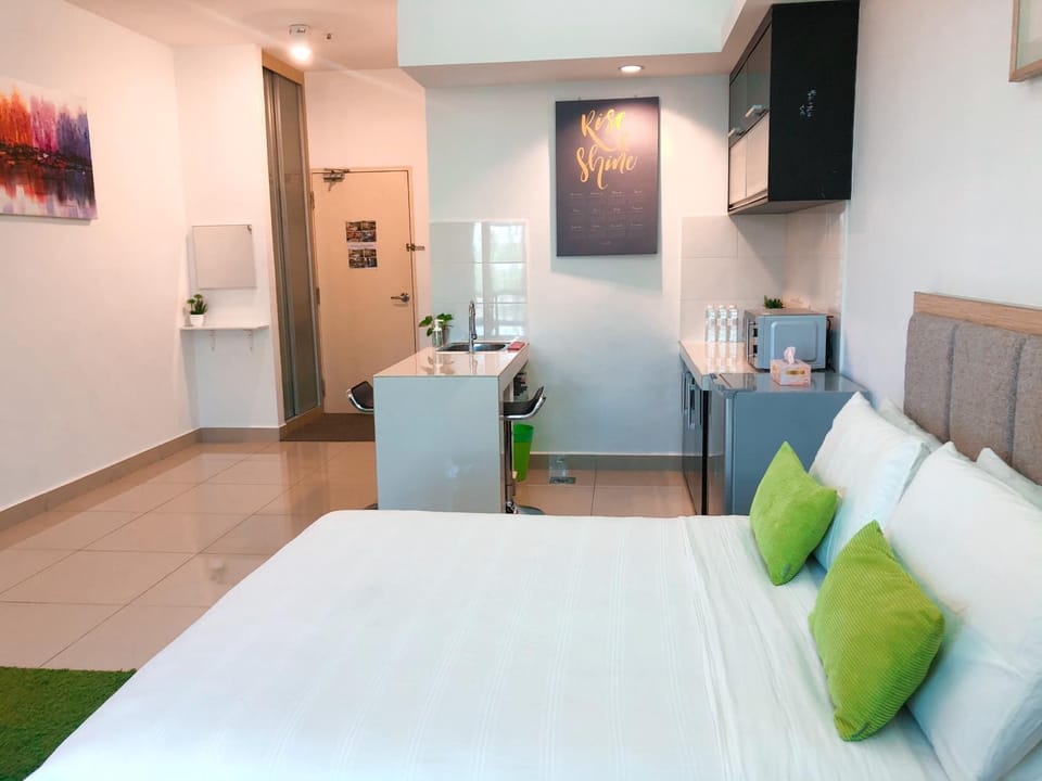 Bed, TV and multimedia, Kitchen or kitchenette, Photo of the whole room, Bedroom, microwave, minibar, oven