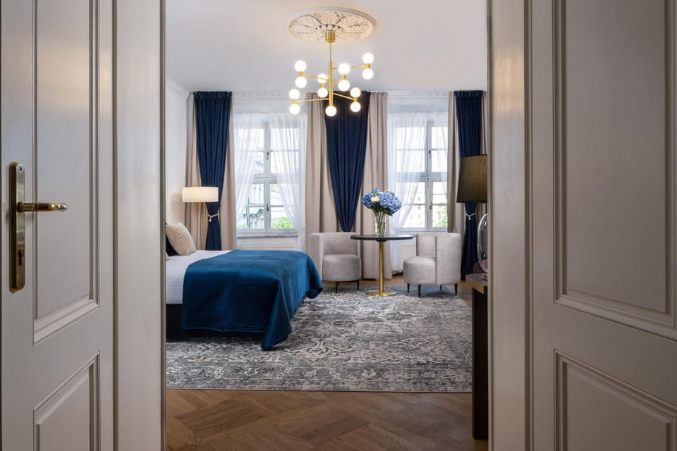 Bed, Seating area, Bedroom