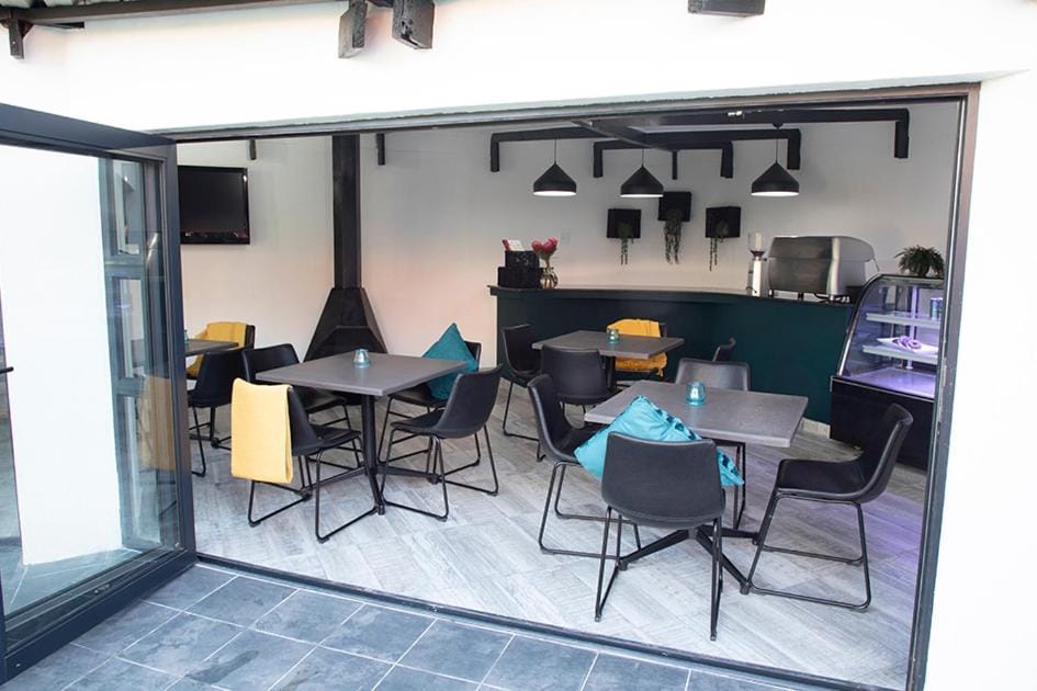 Restaurant/places to eat, TV and multimedia, Living room, Seating area, Dining area