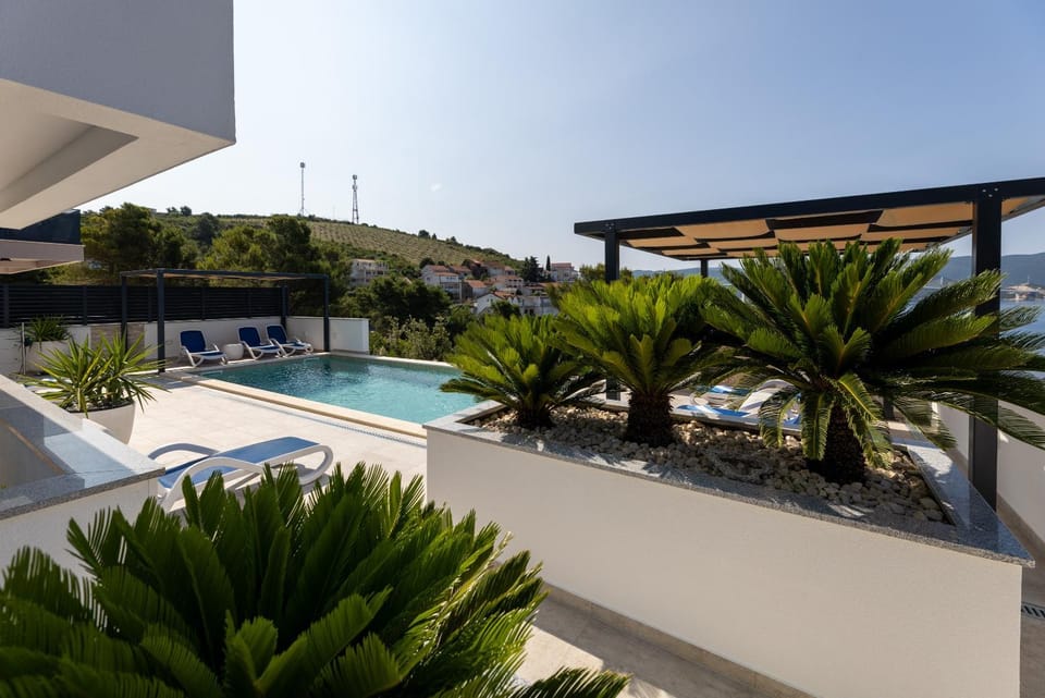 Pool view, Swimming pool, sunbed
