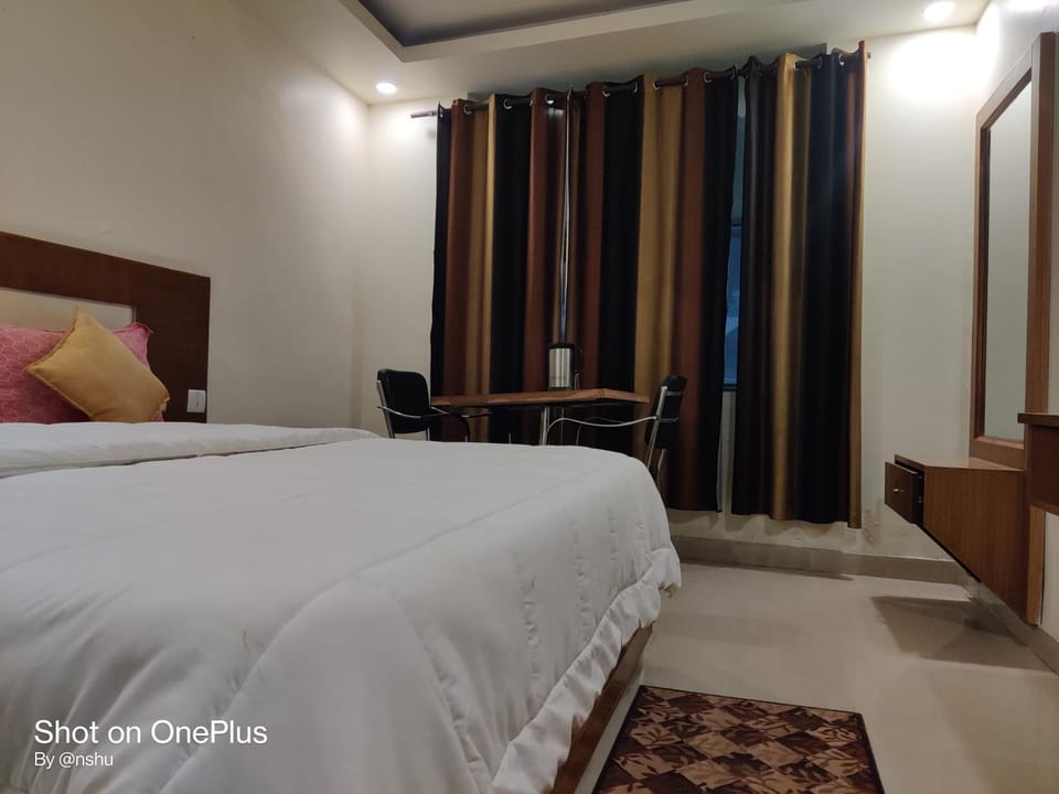 Bed, Living room, Photo of the whole room, Seating area, Bedroom, hair dresser