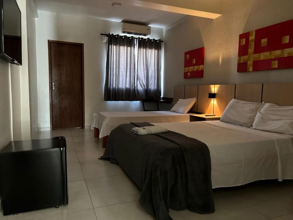Bed, TV and multimedia, Photo of the whole room, Bedroom, towels