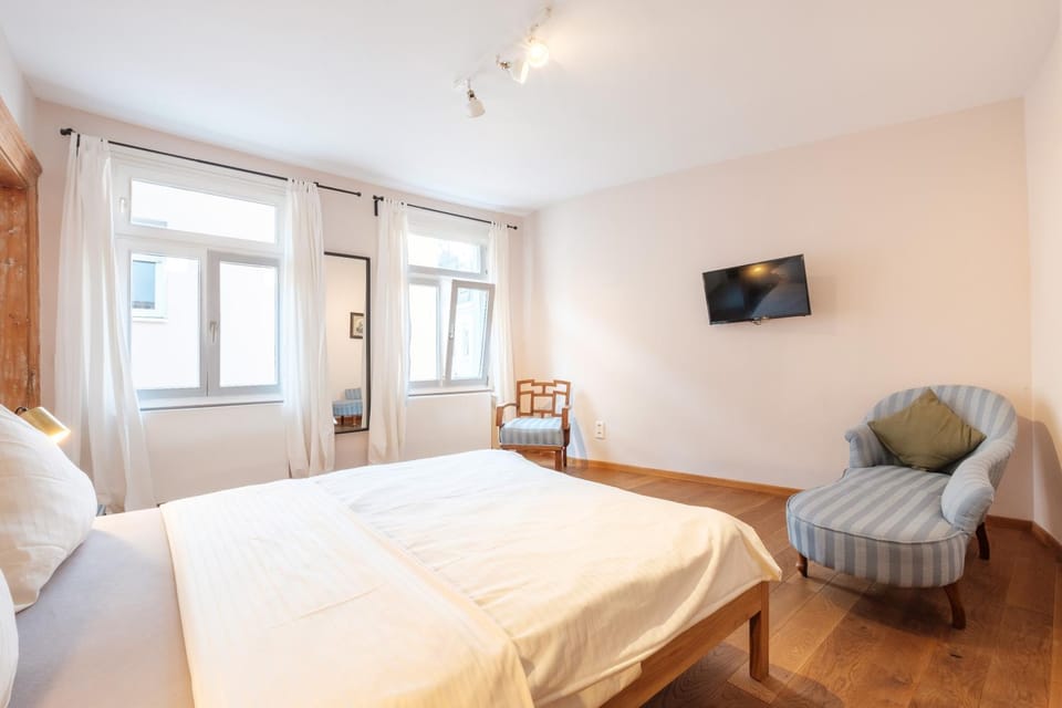 Bed, TV and multimedia, Photo of the whole room, Seating area, Bedroom