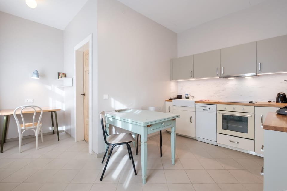 Kitchen or kitchenette, dishwasher, stove