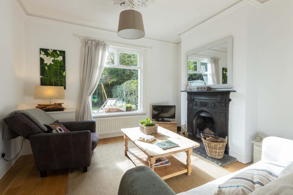 Stylish 2BR Cottage Garden & Parking 5 mins to Titanic House in Belfast