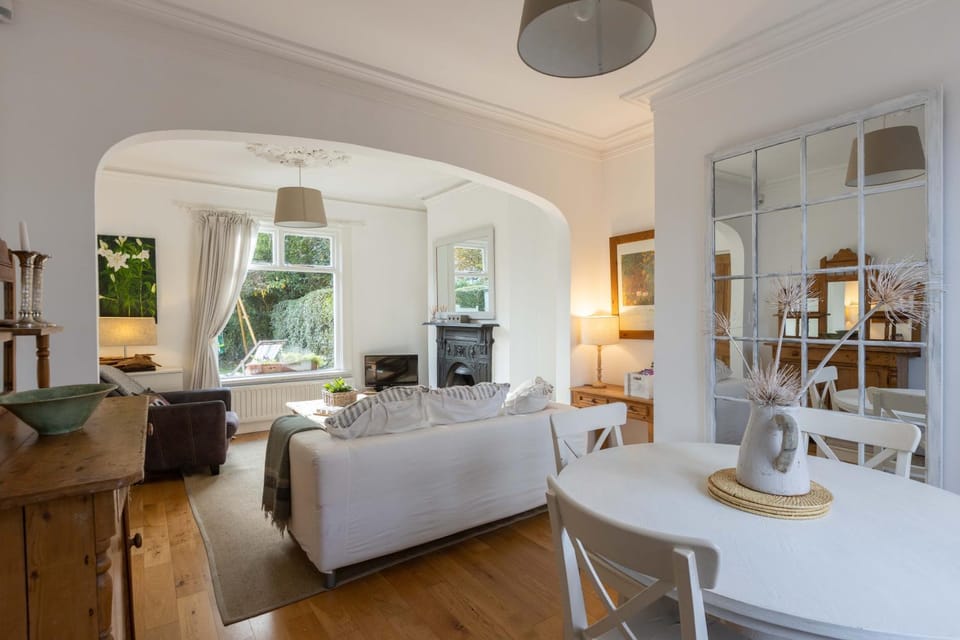 Stylish 2BR Cottage Garden & Parking 5 mins to Titanic House in Belfast