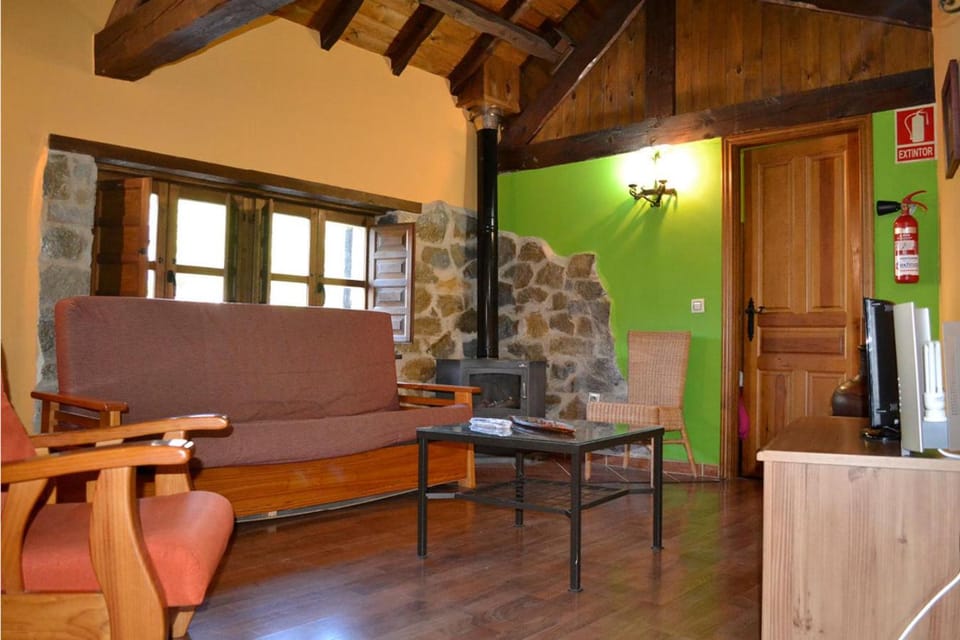 Communal lounge/ TV room, TV and multimedia, Living room, Seating area, flat iron
