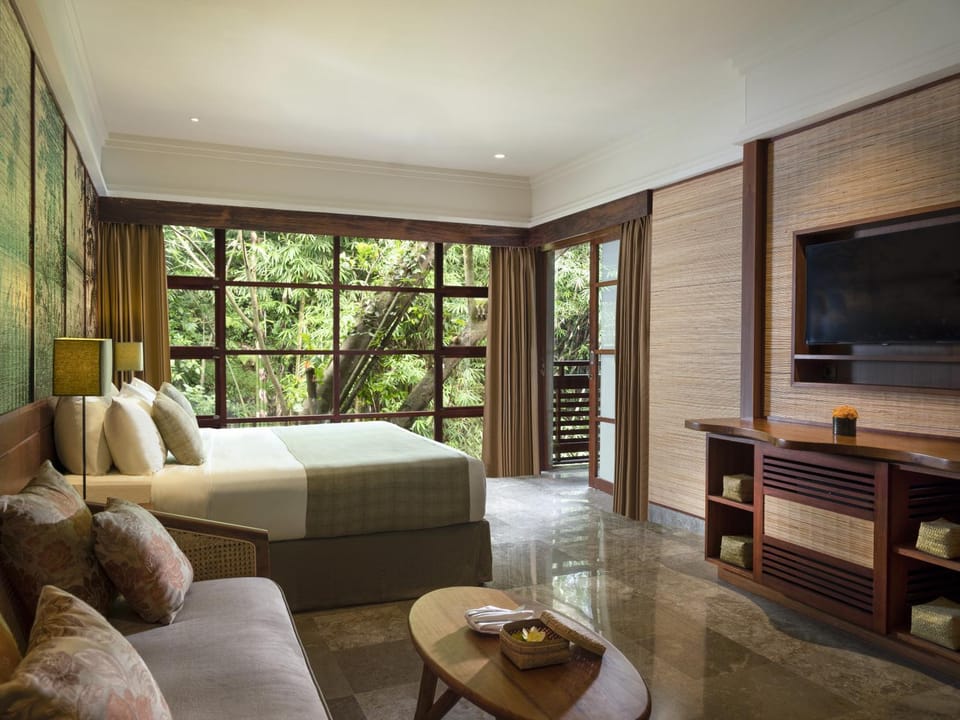Bed, View (from property/room), Decorative detail, Bedroom, River view