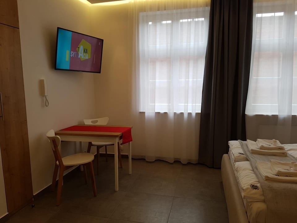 Bed, TV and multimedia, Photo of the whole room, Dining area, Bedroom