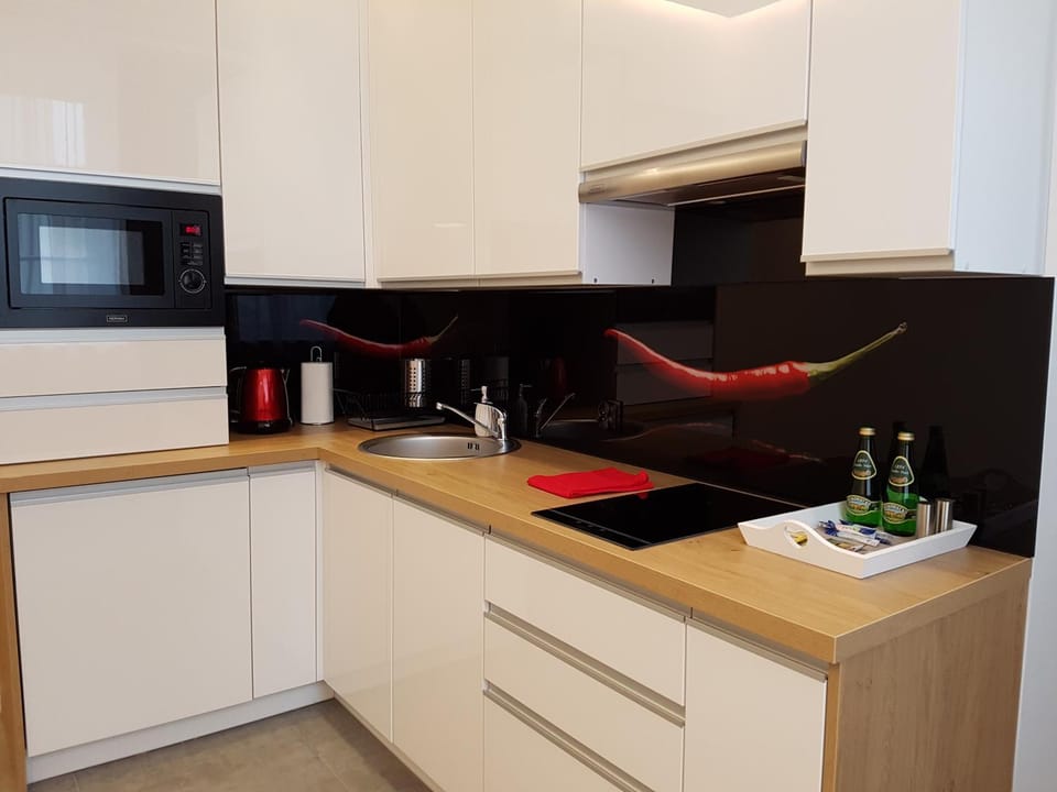 Coffee/tea facilities, Kitchen or kitchenette, Decorative detail, dishwasher, stove