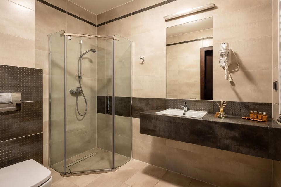 Shower, Toilet, Bathroom, towels