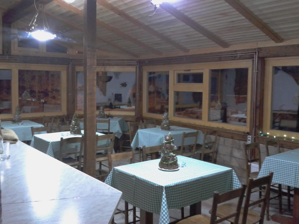 Restaurant/places to eat, Evening entertainment, Entertainment