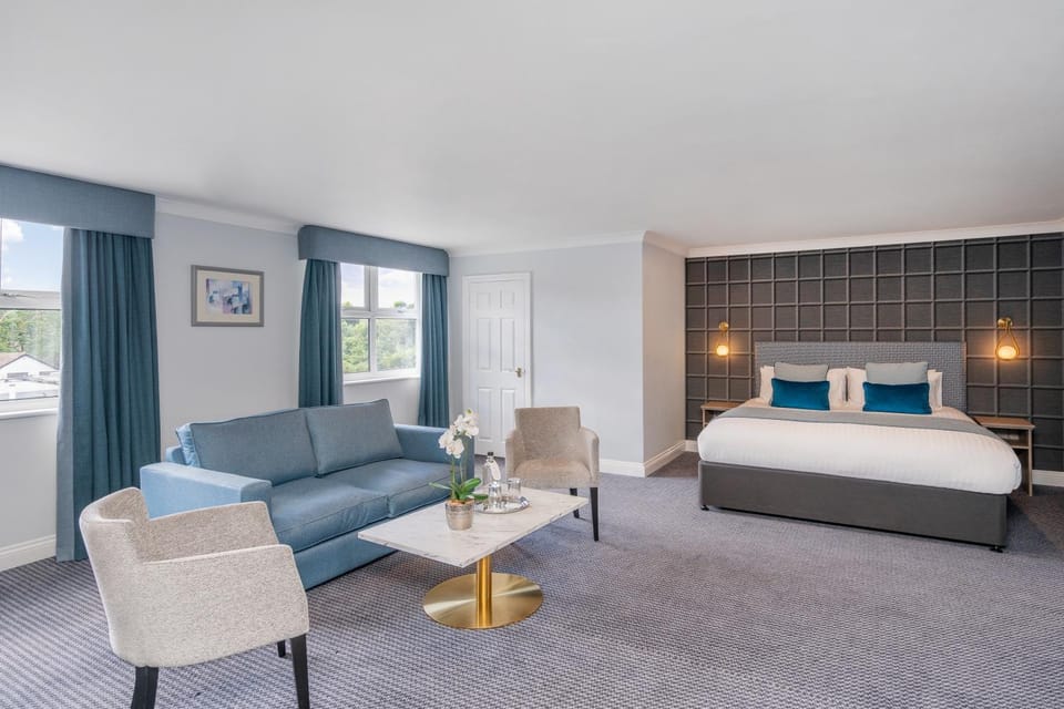 Photo of the whole room, Seating area