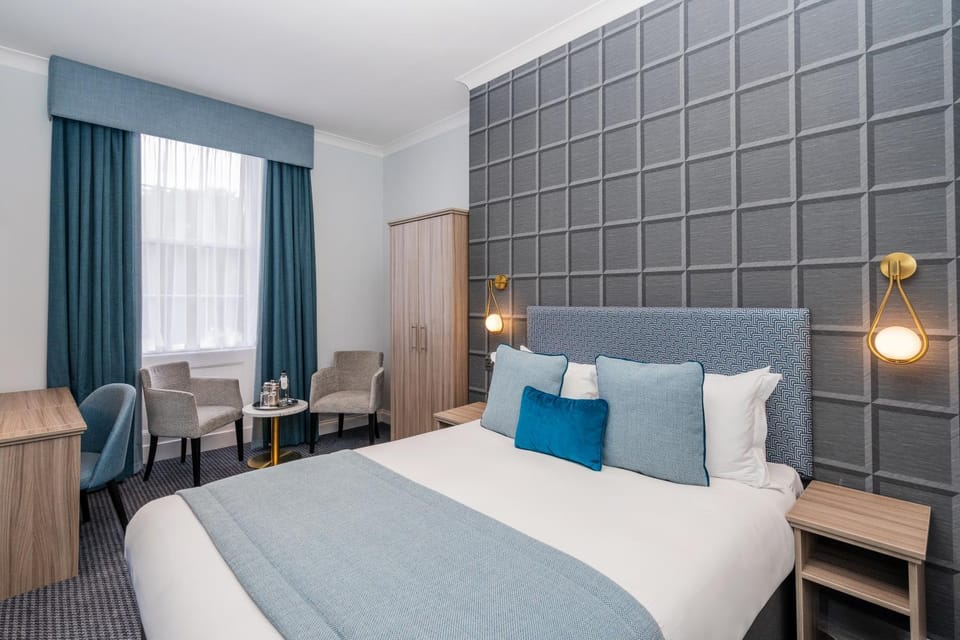 Bed, Seating area, Bedroom