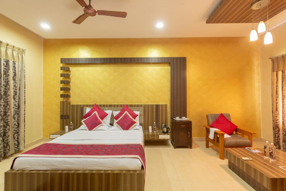 Bed, Photo of the whole room, Seating area, Bedroom