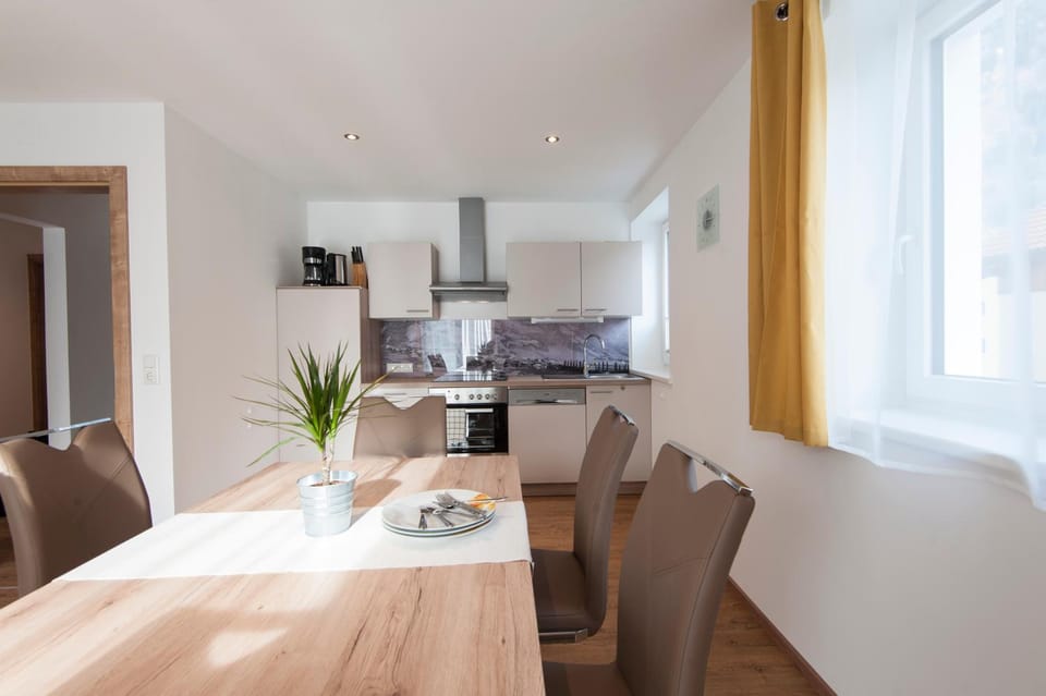 Kitchen or kitchenette, Seating area