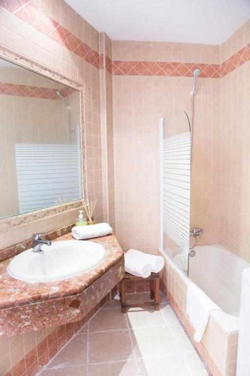 Shower, Bathroom, Bath, towels