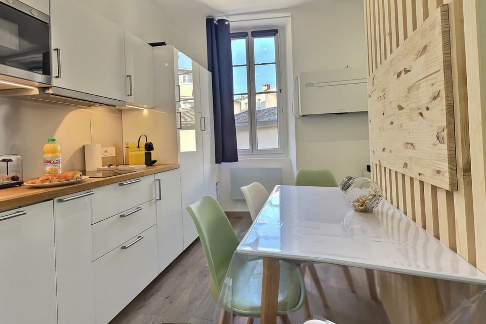 Kitchen or kitchenette, Dining area, stove
